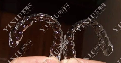上下牙隐形矫治器的图片