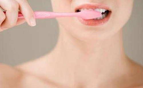 孕妇牙龈肿痛刷牙示意图