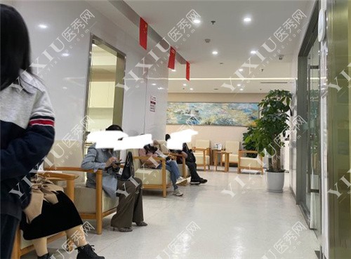 重庆团圆口腔医院诊室外等候的人