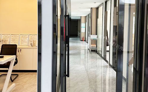 南宁岭南口腔潘蛟南院长做种植牙技术特点分享，上颌开窗植骨种牙技术真不错！(图4)