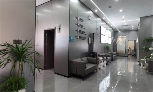 广州柏粤口腔价格贵吗？不贵！洗牙65+／补牙102+／种植1580+／矫正7999+(图3)