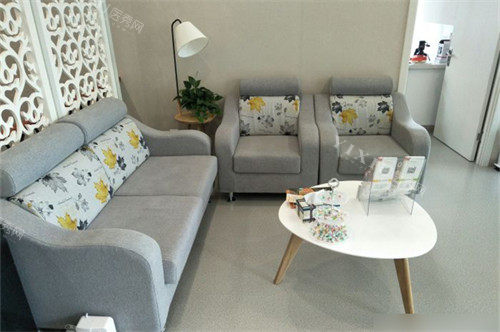 大连唯格口腔哪位医生技术好？做种植选夏元磊、邱爽／做牙齿矫正选夏元磊、王琳就可以！(图1)