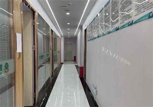 2025年新版深圳弘和口腔价格表：洗牙38+／补牙108+／智齿拔除500+／前牙根管500+／种植牙2860+／正畸改善4980+(图1)