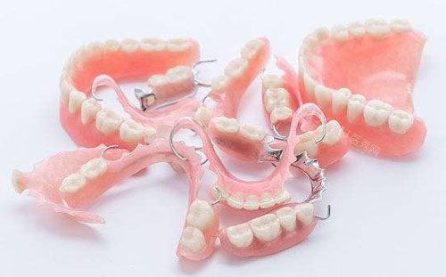 吸附性义齿和普通义齿差别大吗，牙缺失怎么选择更靠谱？(图1)