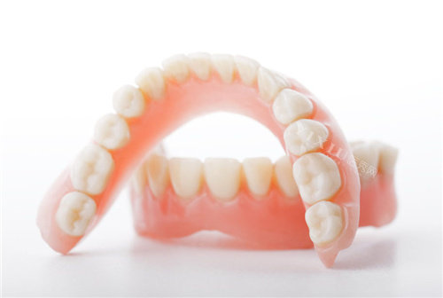 吸附式假牙材质哪种好？为您介绍下硅胶、聚乙烯、聚丙烯三种的优缺点以及适用人群！(图2)