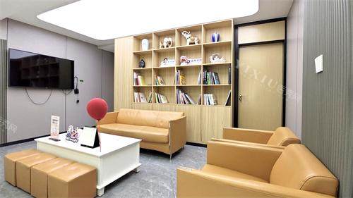 昆明长鹏口腔（兴苑店）沙发等待室