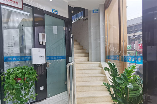 仁寿丽齿传世口腔城北店楼梯间