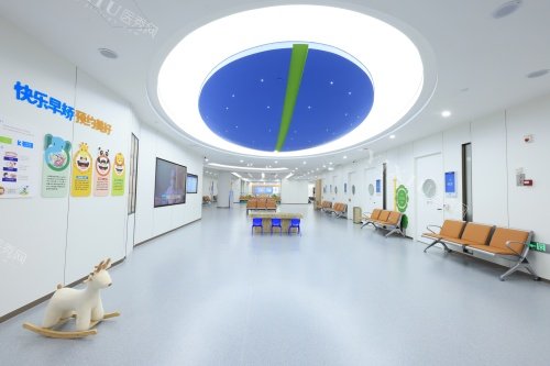 成都新桥口腔总院内部大厅导医台