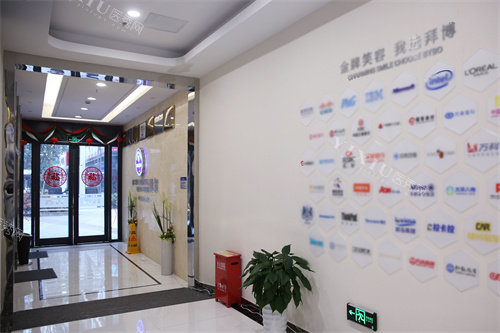 宁波拜博口腔江北院入口走廊品牌展示区