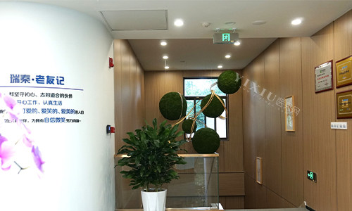 西安瑞秦口腔二楼走廊