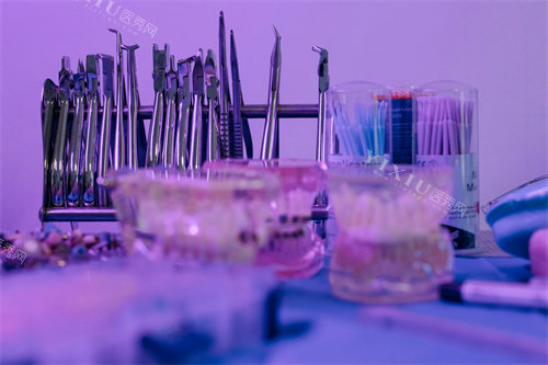 牙齿治疗工具图
