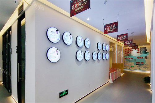 深圳雅贝康口腔横岗店走廊院长展示墙