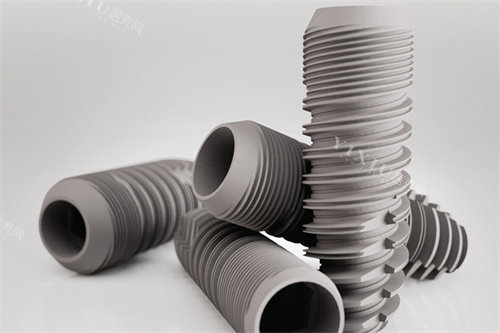 牙龈薄能种植牙吗？牙科医生：满足2个条件就能种，3类情况需先治疗(图1)