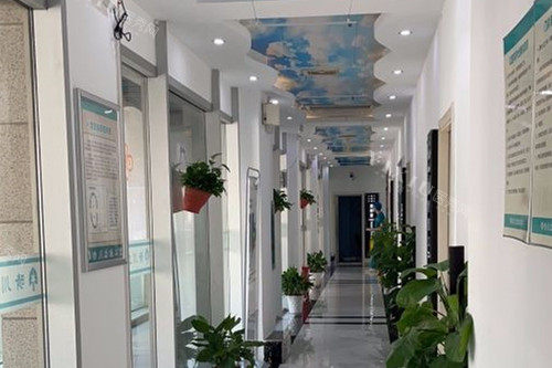 武汉晴川立康口腔光谷店走廊环境