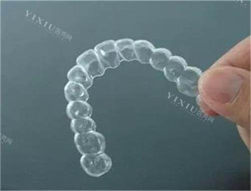 隐形牙齿矫正器示意图