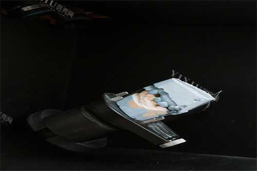 牙齿正在制作的过程