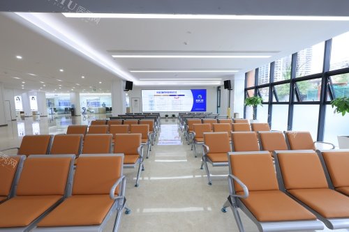 成都新桥口腔总院沙发休息区