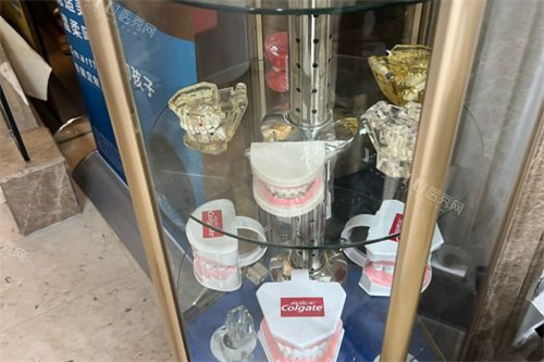 北京科尔口腔西大望店 牙齿矫正展示柜