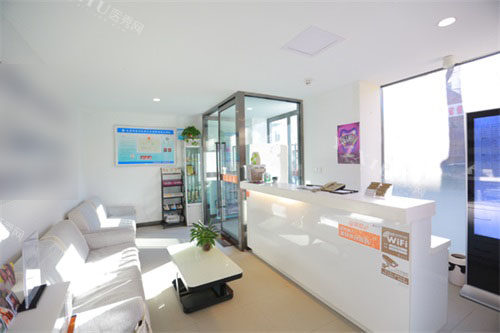 太原恒伦口腔桃园门诊部大厅