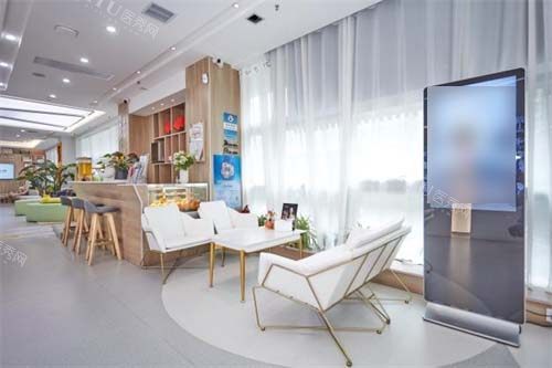 西安达芬琪口腔凤八店休息候诊区