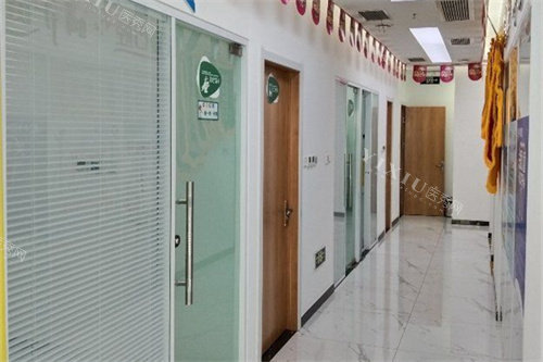 天津中孚口腔诊疗区走廊