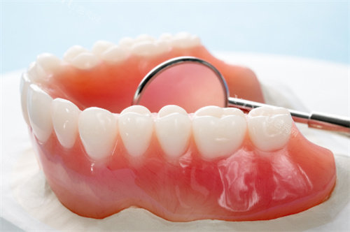 全口全瓷牙的样子