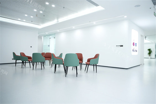 成都团圆口腔北站院区休息候诊区环境