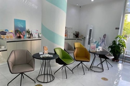 大连牙克拉口腔候诊区域