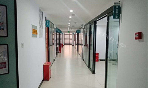 郑州七颗牙口腔走廊图