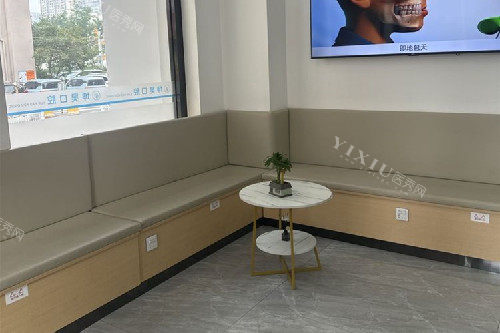 青岛坤昊口腔盛世江山店候诊区
