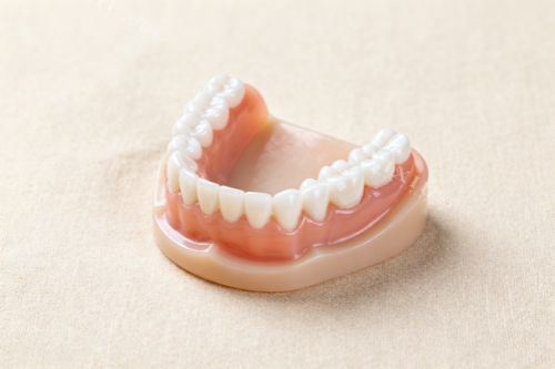 老年人假牙展示