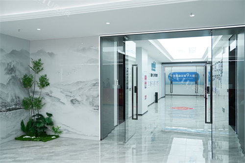 深圳格伦菲尔口腔(民治天虹店)电梯间.jpg